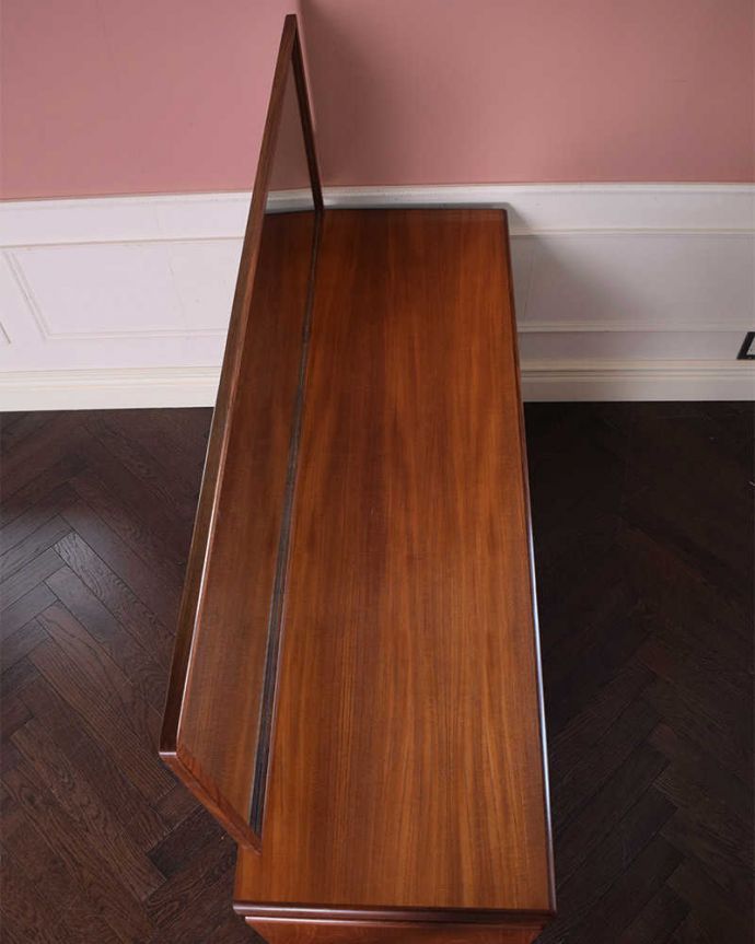 G-PLAN(Gプラン)　アンティーク家具　G-PLANのフレスコシリーズ、デスクにもおススメのヴィンテージ2WAY ドレッサー。デスクとしても使える広々天板広々とした天板の上はデスクとしても使えるように塗装もキレイに修復しました。(k-2360-f)