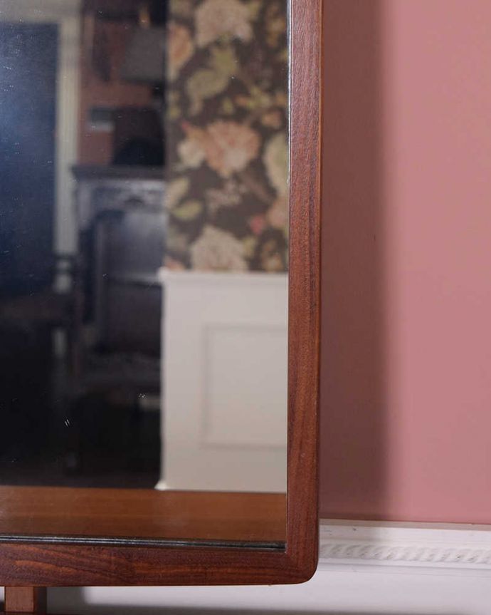 G-PLAN(Gプラン)　アンティーク家具　G-PLANのフレスコシリーズ、デスクにもおススメのヴィンテージ2WAY ドレッサー。近くで見ると･･･コンディションのいいアンティークのミラーですが、ご希望の方には新しいミラーに交換してお届けします（別途見積もり）ご注文の際お気軽にご連絡下さい。(k-2360-f)