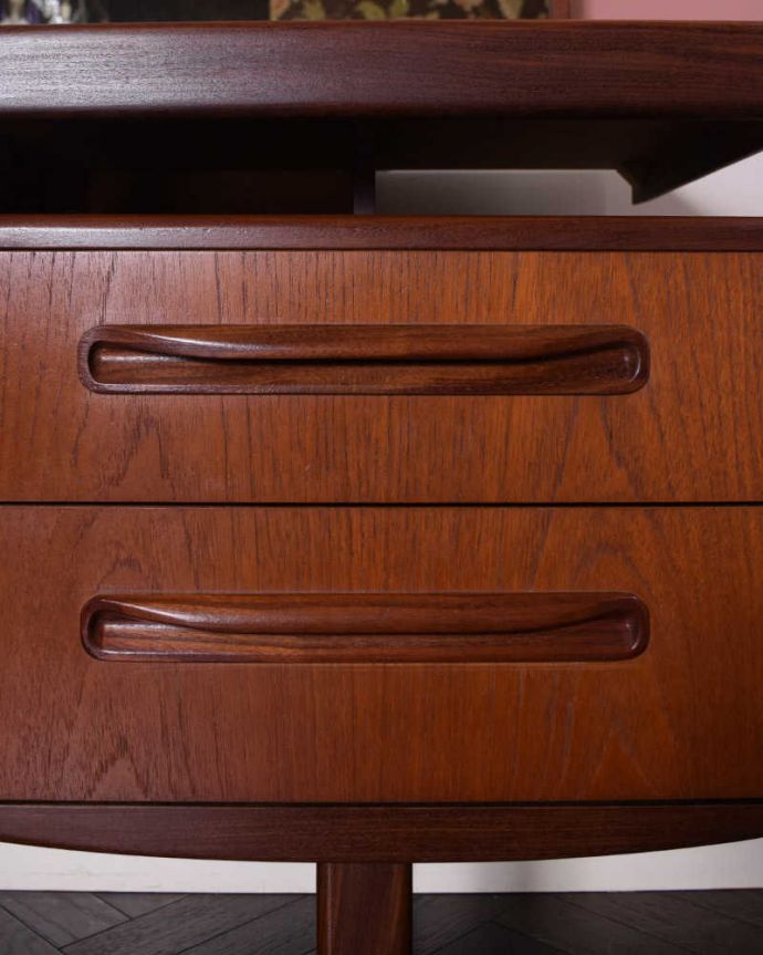 G-PLAN(Gプラン)　アンティーク家具　G-PLANのフレスコシリーズ、デスクにもおススメのヴィンテージ2WAY ドレッサー。取っ手もデザインの一部デザインの一部になっているカッコいい取っ手。(k-2360-f)