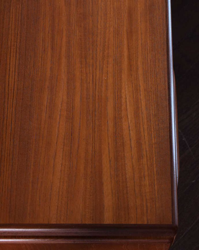 G-PLAN(Gプラン)　アンティーク家具　G-PLANのフレスコシリーズ、デスクにもおススメのヴィンテージ2WAY ドレッサー。天板の塗装もキレイに仕上げましたヴィンテージの家具は新品ではないのでキズや汚れはありますが、デスクとしても使えるように天板もしっかりキレイに修復しました。(k-2360-f)