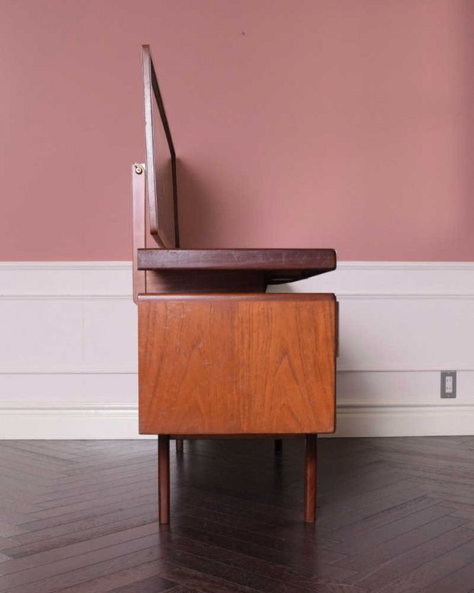 G-PLAN(Gプラン)　アンティーク家具　G-PLANのフレスコシリーズ、デスクにもおススメのヴィンテージ2WAY ドレッサー。横から見てもカッコいい北欧スタイルの家具は横から見てもクール。(k-2360-f)