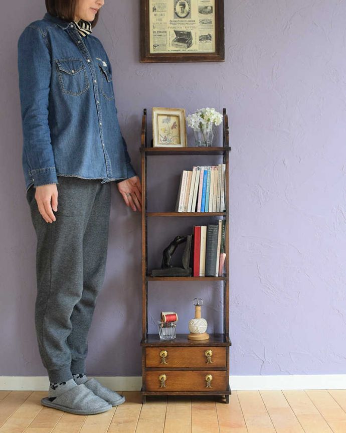 アンティークのキャビネット アンティーク家具 小さくて使いやすい引き出し付きアンティーク家具、ブックシェルフ(本棚) 。お気に入りを飾りながらオシャレに収納好きな雑貨や本、写真やおもちゃなどをなんでも置くだけで不思議とオシャレになっちゃいますよ。(k-2361-f)