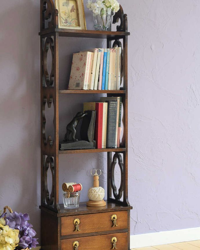 アンティークのキャビネット アンティーク家具 小さくて使いやすい引き出し付きアンティーク家具、ブックシェルフ(本棚) 。隙間収納にもおすすめです。(k-2361-f)