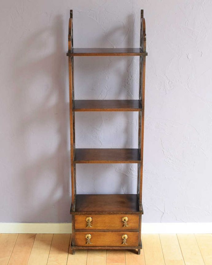 アンティークのキャビネット アンティーク家具 小さくて使いやすい引き出し付きアンティーク家具、ブックシェルフ(本棚) 。色んな場所で大活躍リビング収納としてや、寝室や書斎の本棚として・・色んな場所でお使いいただけます。(k-2361-f)