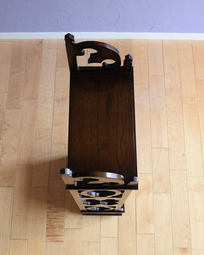 アンティークのキャビネット アンティーク家具 小さくて使いやすい引き出し付きアンティーク家具、ブックシェルフ(本棚) 。天板もキレイに仕上げました。(k-2361-f)