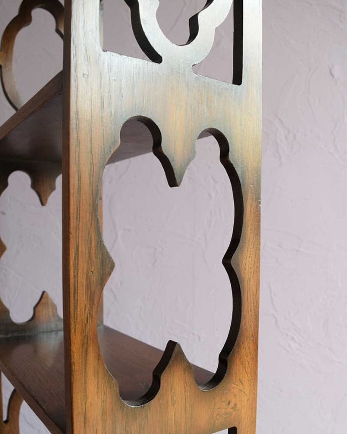 アンティークのキャビネット アンティーク家具 小さくて使いやすい引き出し付きアンティーク家具、ブックシェルフ(本棚) 。いろんな場所にこだわり彫のデザインもいろいろです。(k-2361-f)