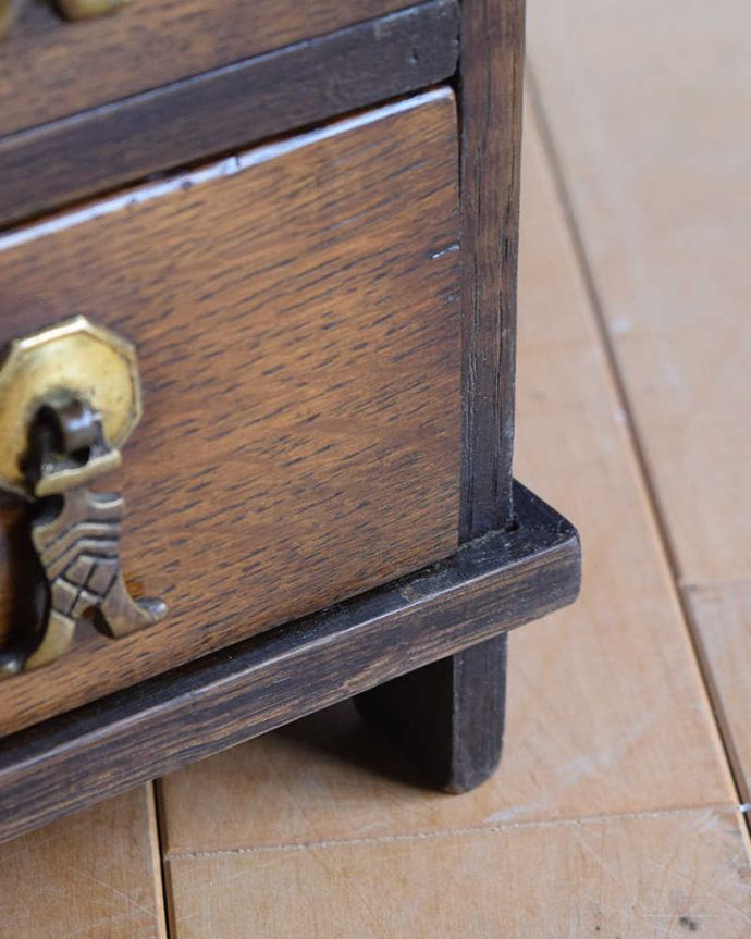 アンティークのキャビネット アンティーク家具 小さくて使いやすい引き出し付きアンティーク家具、ブックシェルフ(本棚) 。女性1人でラクラク運べちゃう仕掛けHandleのアンティークは、脚の裏にフェルトキーパーをお付けしています。(k-2361-f)