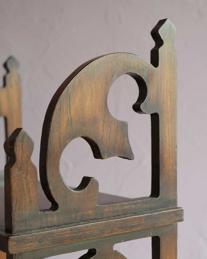 アンティークのキャビネット アンティーク家具 小さくて使いやすい引き出し付きアンティーク家具、ブックシェルフ(本棚) 。アンティークらしい装飾が魅力まだ機械の発達していない時代に、手作業で作られた細かい細工。(k-2361-f)