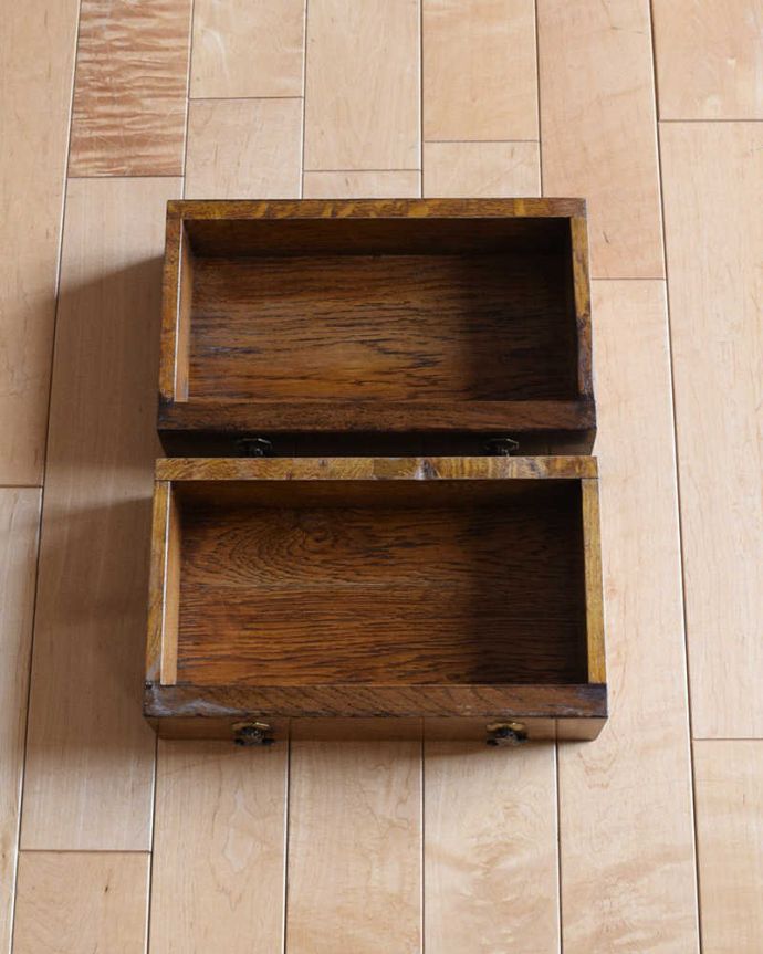 アンティークのキャビネット アンティーク家具 小さくて使いやすい引き出し付きアンティーク家具、ブックシェルフ(本棚) 。引き出しの中もキレイですもちろん引き出しの中も職人がキレイ仕上げました。(k-2361-f)