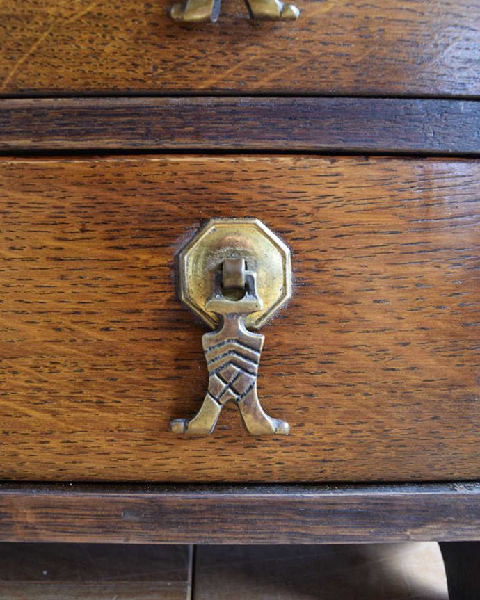 アンティークのキャビネット アンティーク家具 小さくて使いやすい引き出し付きアンティーク家具、ブックシェルフ(本棚) 。開ける度にワクワクする取っ手高級感漂うアンティークらしいデザインの取っ手。(k-2361-f)