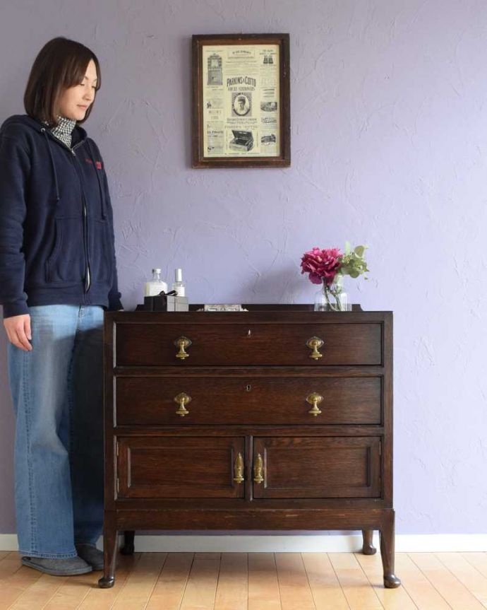 アンティークのチェスト　アンティーク家具　扉と引き出しが付いた使いやすい英国輸入家具、アンティークカップボードチェスト（食器棚）。引き出しと扉、両方の収納が付いた便利な家具もともとベッドサイドに置いてカップ＆ソーサーを収納するために作られたカップボードチェスト。(k-2362-f)