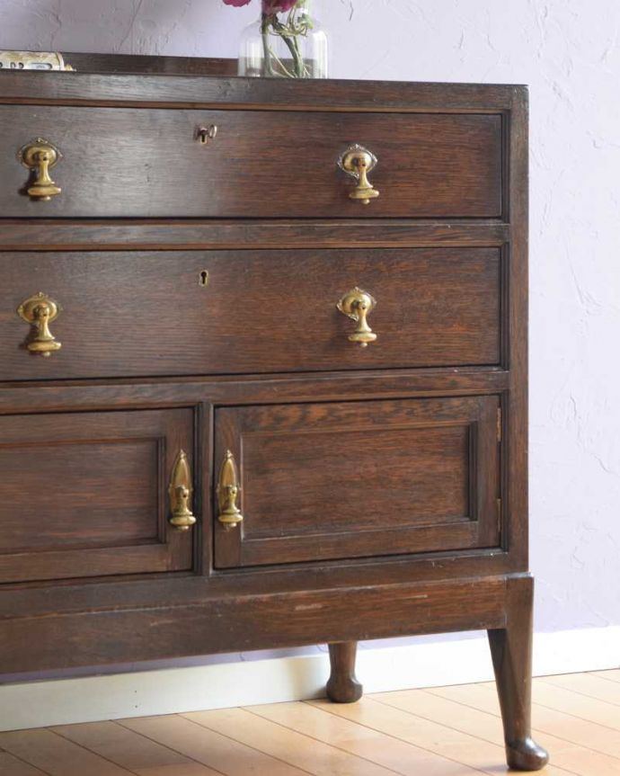 アンティークのチェスト　アンティーク家具　扉と引き出しが付いた使いやすい英国輸入家具、アンティークカップボードチェスト（食器棚）。重厚な英国アンティークらしい雰囲気ドッシリとした木目は、現代では手に入れることが出来ないアンティークらしい部分。(k-2362-f)
