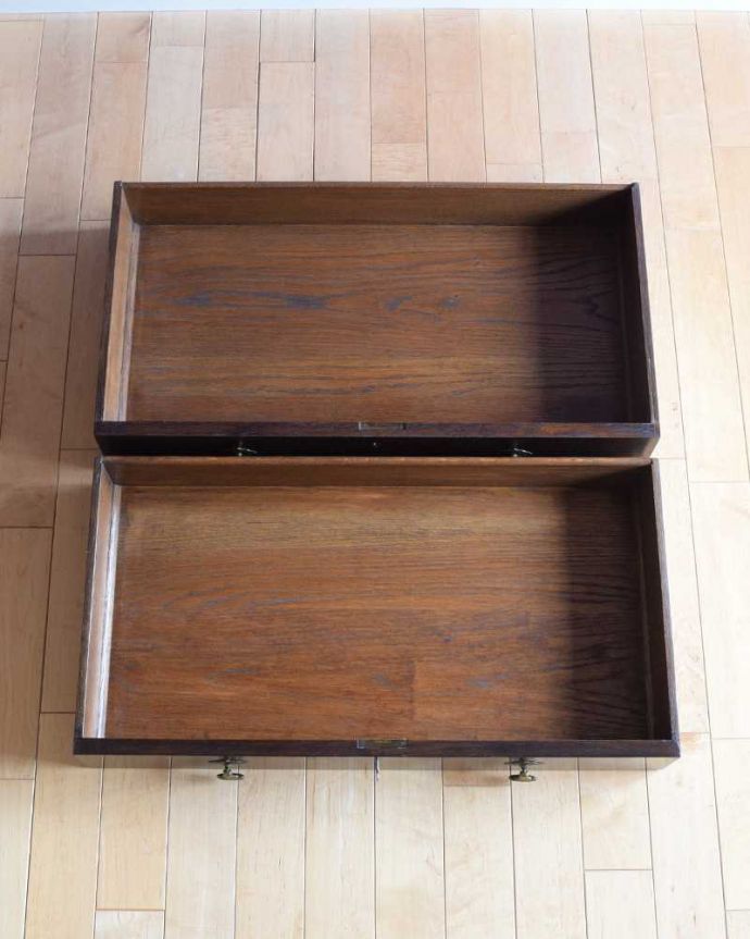 アンティークのチェスト　アンティーク家具　扉と引き出しが付いた使いやすい英国輸入家具、アンティークカップボードチェスト（食器棚）。キレイに修復しました。(k-2362-f)