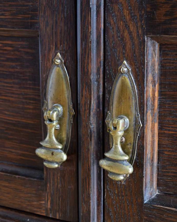 アンティークのチェスト　アンティーク家具　扉と引き出しが付いた使いやすい英国輸入家具、アンティークカップボードチェスト（食器棚）。開ける度にワクワク高級感漂うアンティークらしいデザインの取っ手。(k-2362-f)