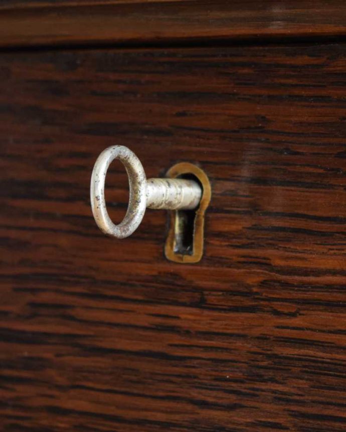 アンティークのチェスト　アンティーク家具　扉と引き出しが付いた使いやすい英国輸入家具、アンティークカップボードチェスト（食器棚）。大切なものも収納出来ますおとぎ話に出てくるような可愛いアンティークの鍵が付いています。(k-2362-f)