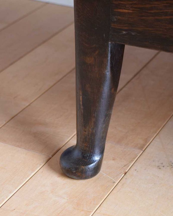 アンティークのチェスト　アンティーク家具　扉と引き出しが付いた使いやすい英国輸入家具、アンティークカップボードチェスト（食器棚）。女性1人でラクラク運べちゃう仕掛けHandleのアンティークは、脚の裏にフェルトキーパーをお付けしています。(k-2362-f)