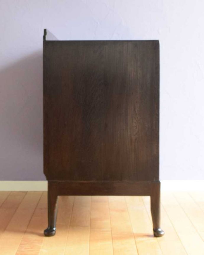 アンティークのチェスト　アンティーク家具　扉と引き出しが付いた使いやすい英国輸入家具、アンティークカップボードチェスト（食器棚）。横顔だってカッコいい横から見るとこんな感じです。(k-2362-f)