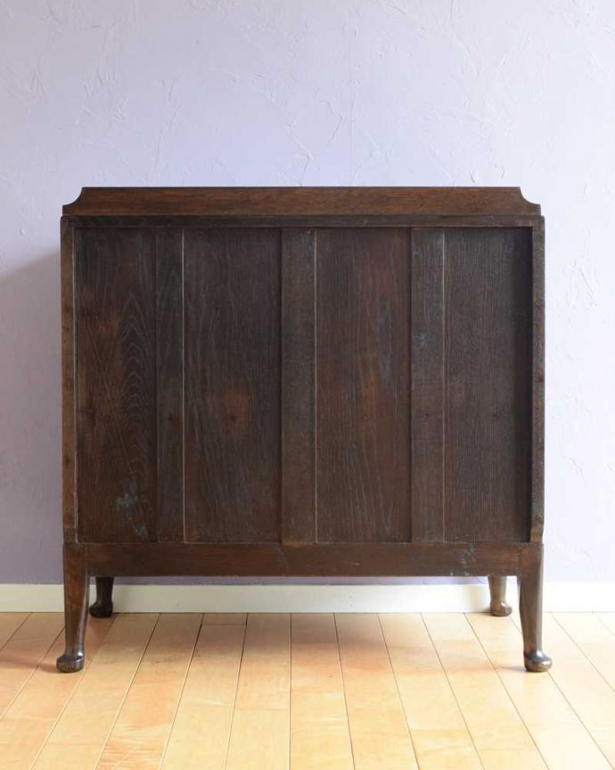 アンティークのチェスト　アンティーク家具　扉と引き出しが付いた使いやすい英国輸入家具、アンティークカップボードチェスト（食器棚）。後ろ姿にも自信アリ！アンティークは新品ではないので、経年変化によるキズはありますが、専門の職人がキレイに修復したので後ろ姿にも自信があります。(k-2362-f)