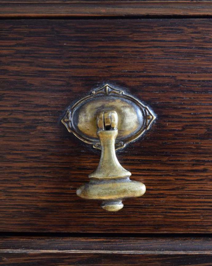 アンティークのチェスト　アンティーク家具　扉と引き出しが付いた使いやすい英国輸入家具、アンティークカップボードチェスト（食器棚）。アクセサリーの様な取っ手。(k-2362-f)