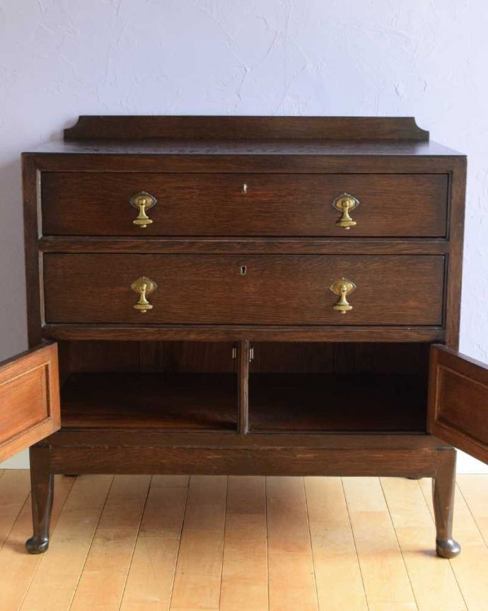 アンティークのチェスト　アンティーク家具　扉と引き出しが付いた使いやすい英国輸入家具、アンティークカップボードチェスト（食器棚）。扉の中はこんな感じ修復しました扉の中の収納はこんな感じになっています。(k-2362-f)