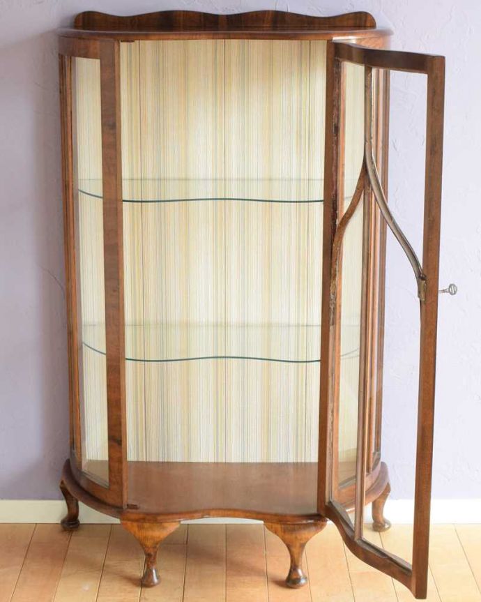 アンティークのキャビネット アンティーク家具 イギリスで見つけた優雅な曲線の小さなアンティークキャビネット。扉を開けて中を見てみましょう職人がキレイに修復して、背板も新しい生地に張替えました。(k-2363-f)