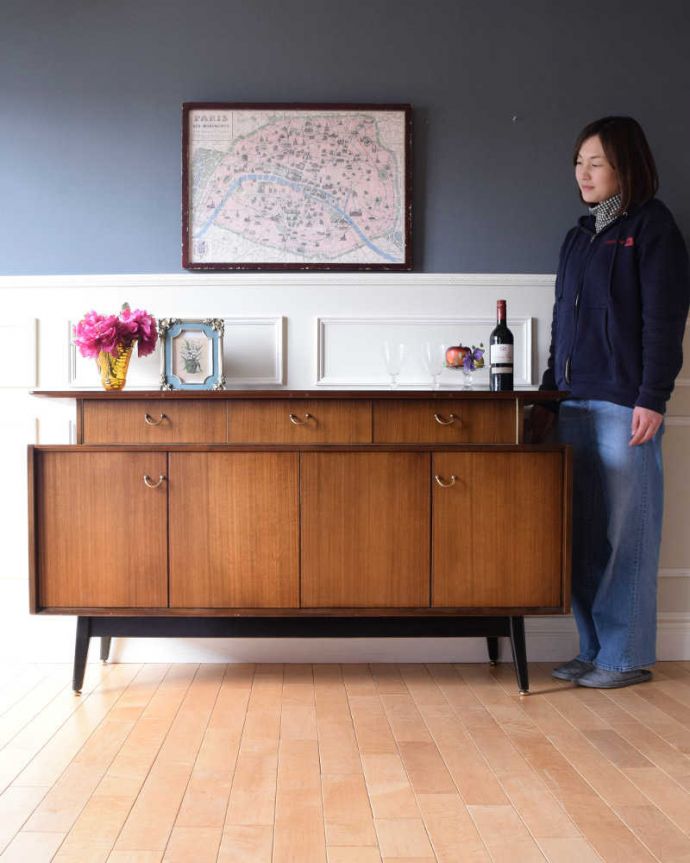 G-PLAN(Gプラン) アンティーク家具 北欧スタイルのヴィンテージ家具、G-PLAN社のお洒落なサイドボード(トラー&ブラック)。人気のヒミツは北欧スタイルのデザインやっぱりスッキリとカッコイイ北欧デザインが人気のサイドボード。(k-2364-f)