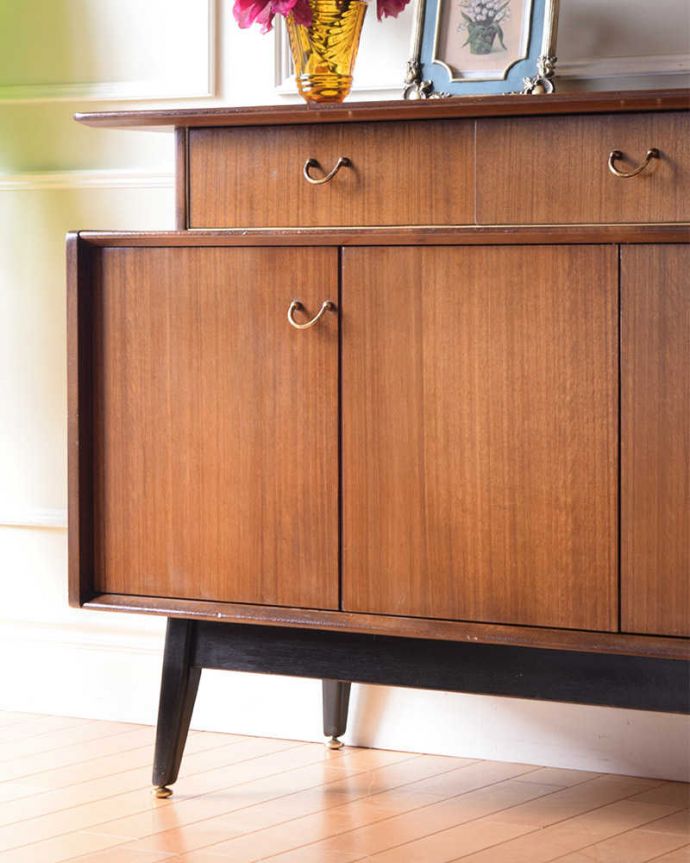 G-PLAN(Gプラン) アンティーク家具 北欧スタイルのヴィンテージ家具、G-PLAN社のお洒落なサイドボード(トラー&ブラック)。ヴィンテージ家具らしいあたたかさ。(k-2364-f)