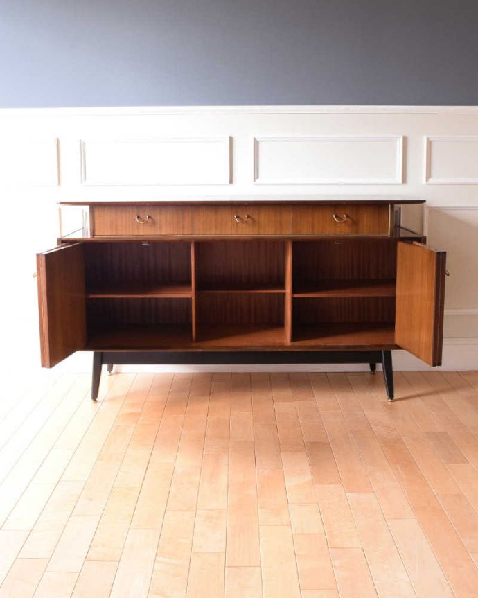 G-PLAN(Gプラン) アンティーク家具 北欧スタイルのヴィンテージ家具、G-PLAN社のお洒落なサイドボード(トラー&ブラック)。扉の奥はたっぷり収納扉を開けると、中にはたっぷりの収納。(k-2364-f)