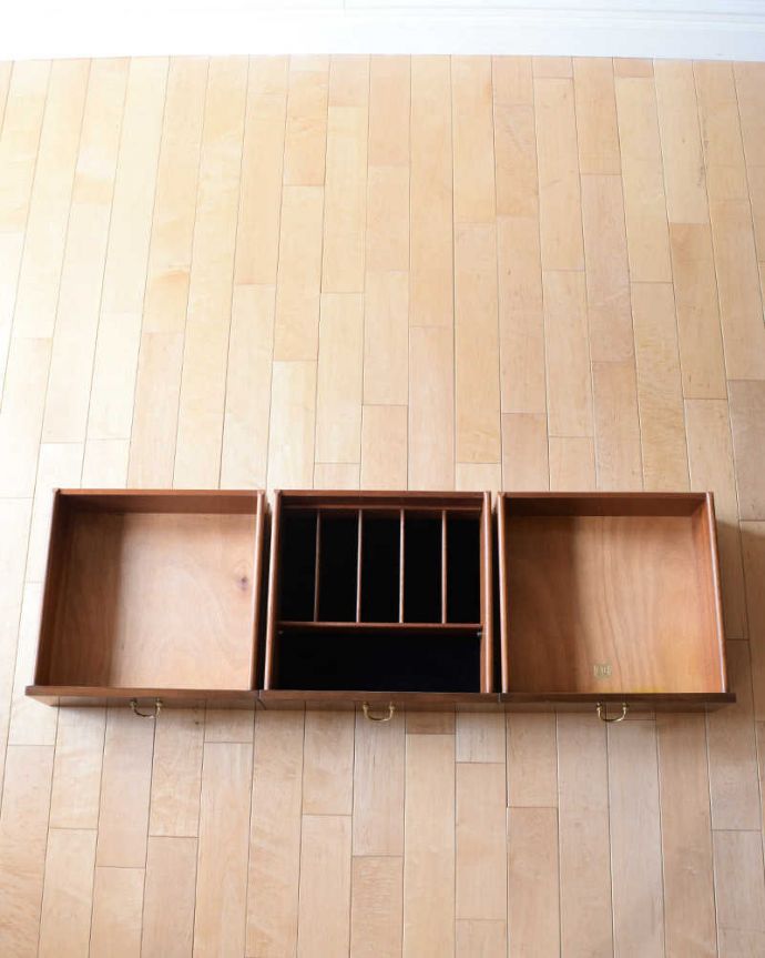 G-PLAN(Gプラン) アンティーク家具 北欧スタイルのヴィンテージ家具、G-PLAN社のお洒落なサイドボード(トラー&ブラック)。キレイにお直ししました引き出しの中も修復の際、専門の職人がキレイにしました。(k-2364-f)