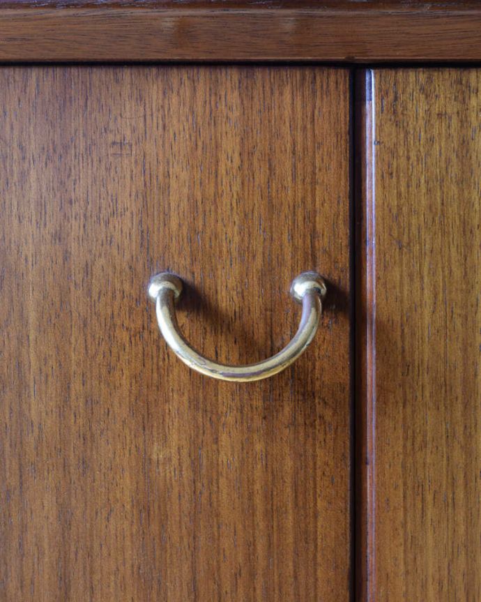 G-PLAN(Gプラン) アンティーク家具 北欧スタイルのヴィンテージ家具、G-PLAN社のお洒落なサイドボード(トラー&ブラック)。扉の木目があたたかさを演出クールなデザインなのに、なんだかほっとするあたたかさ。(k-2364-f)