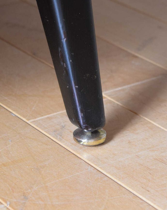 G-PLAN(Gプラン) アンティーク家具 北欧スタイルのヴィンテージ家具、G-PLAN社のお洒落なサイドボード(トラー&ブラック)。スッキリとした脚の裏には…Handleの家具の脚裏にはフェルトキーパーをお付けしています。(k-2364-f)