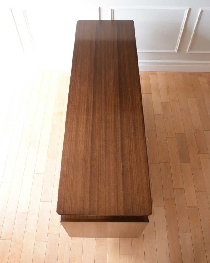 G-PLAN(Gプラン) アンティーク家具 北欧スタイルのヴィンテージ家具、G-PLAN社のお洒落なサイドボード(トラー&ブラック)。天板の塗装もキレイに仕上げましたヴィンテージの家具は修復方法が様々。(k-2364-f)