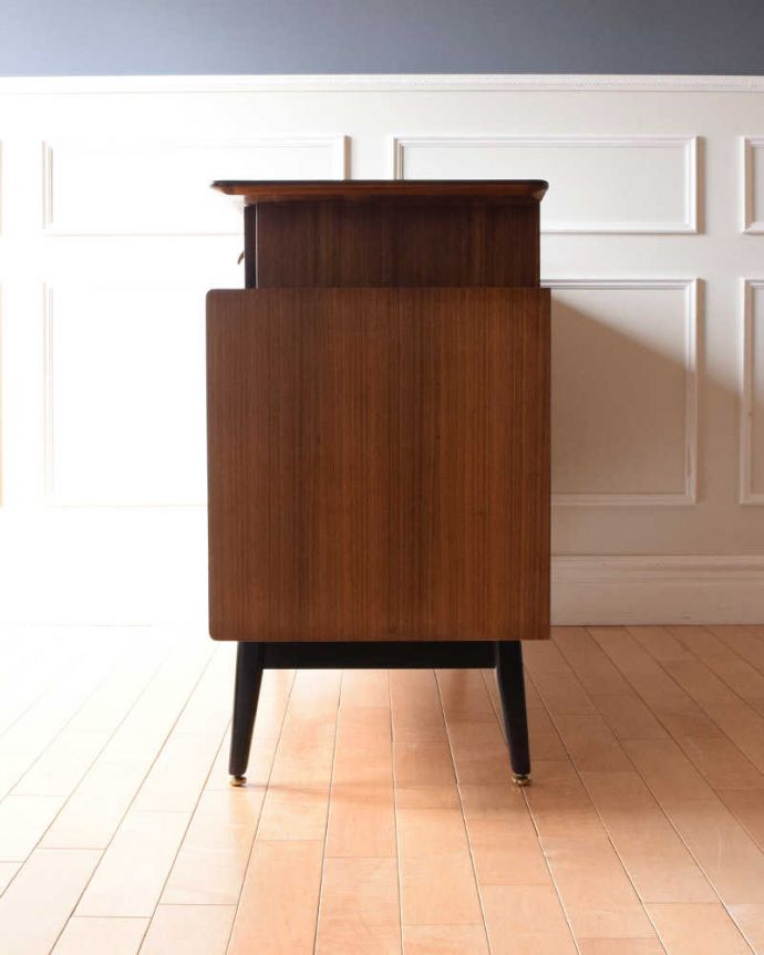 G-PLAN(Gプラン) アンティーク家具 北欧スタイルのヴィンテージ家具、G-PLAN社のお洒落なサイドボード(トラー&ブラック)。横から見てもスッキリどこから見てもスッキリとしてステキなヴィンテージ。(k-2364-f)