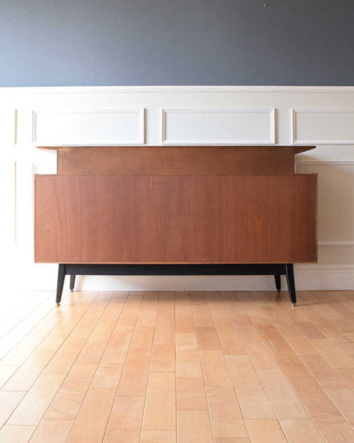 G-PLAN(Gプラン) アンティーク家具 北欧スタイルのヴィンテージ家具、G-PLAN社のお洒落なサイドボード(トラー&ブラック)。もちろん後ろ姿もキレイですビンテージは新品ではないので、もちろん経年変化によるキズはあります。(k-2364-f)