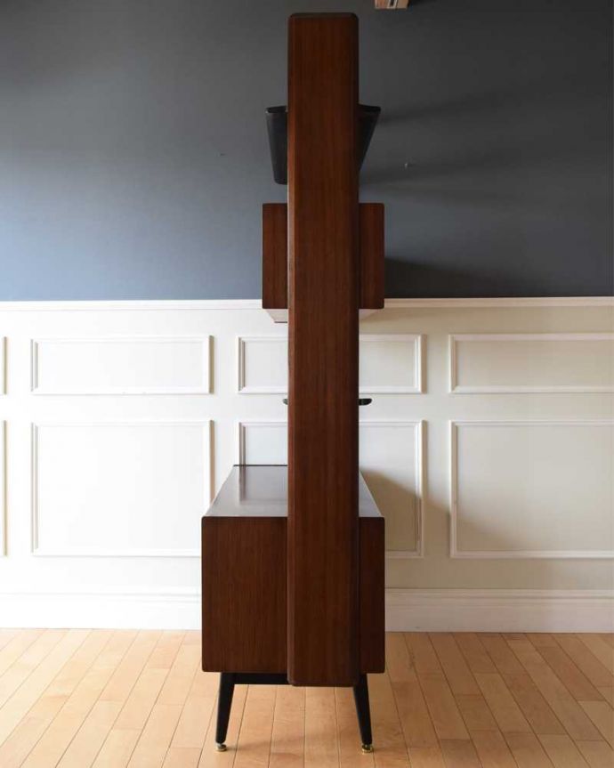 G-PLAN(Gプラン) アンティーク家具 トラー&ブラックのヴィンテージ家具、G-PLANのディバイダー。横から見ても素敵なんですもちろん、横から見てもキレイに仕上がっているので、いろんな場所に置いて使って下さい。(k-2365-f)