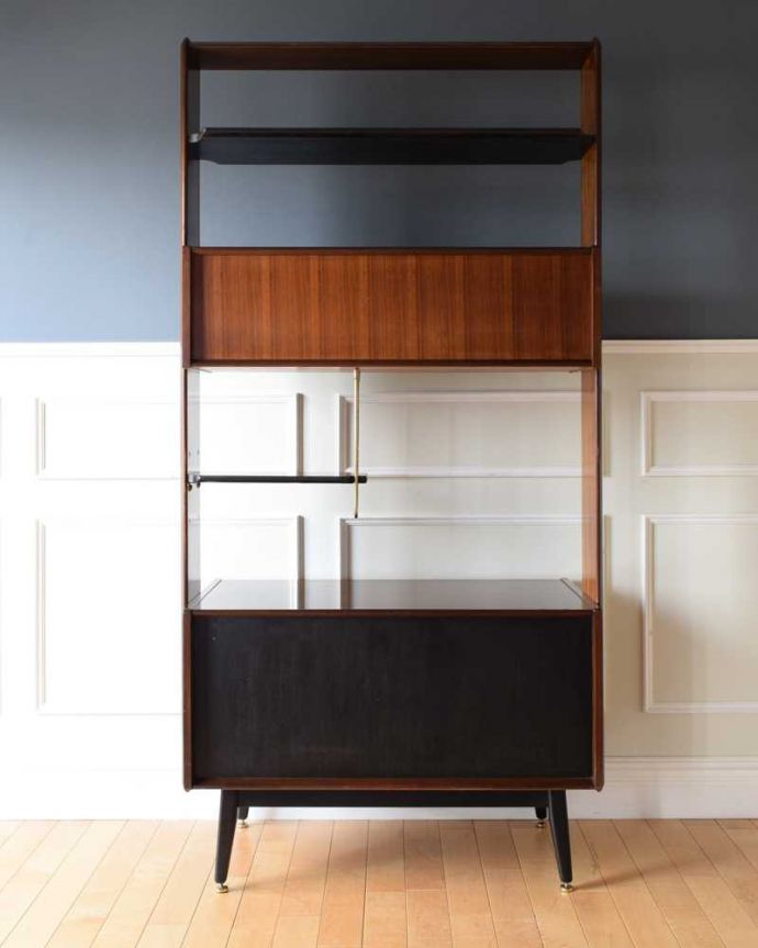 G-PLAN(Gプラン) アンティーク家具 トラー&ブラックのヴィンテージ家具、G-PLANのディバイダー。もちろん後ろ姿も自信アリアンティークは新品ではないので、経年変化によるキズはありますが、専門の職人がキレイにお直しをしているので、後ろ姿にも自信があります。(k-2365-f)