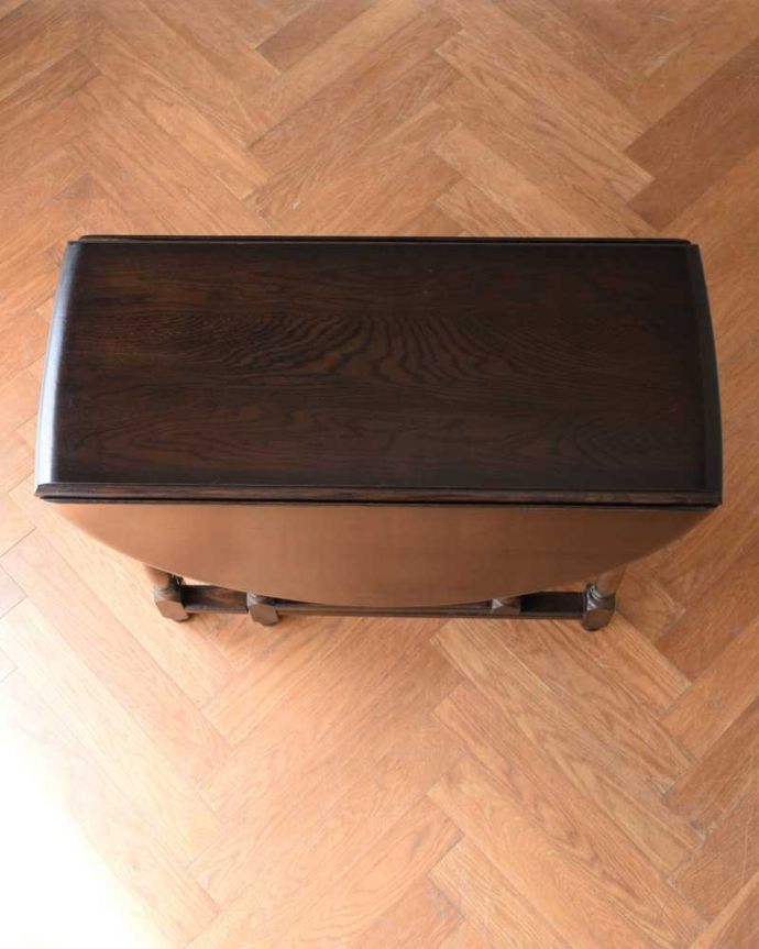 アーコールの家具 アンティーク家具 めずらしいアーコールのアンティーク家具、伸張式のテーブル(ゲートレッグテーブル)。畳むとこんなにスリムなサイズリーフを閉じた状態のテーブルを上から見るとこんな感じ。(k-2366-f)