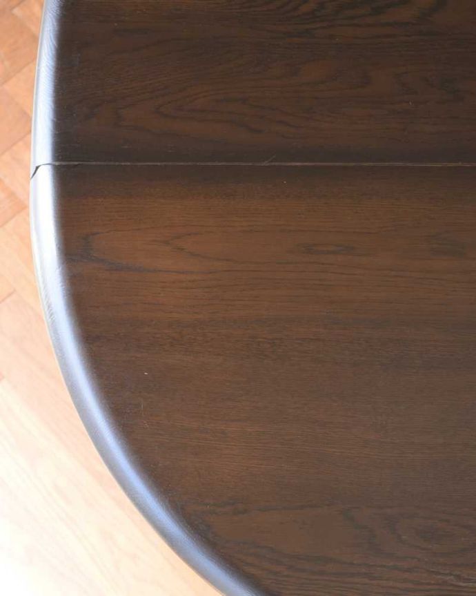 アーコールの家具 アンティーク家具 めずらしいアーコールのアンティーク家具、伸張式のテーブル(ゲートレッグテーブル)。近づいて見てみると・・・時間と手間暇を掛けて職人が丁寧にお直しした天板は、木目も美しいんです。(k-2366-f)