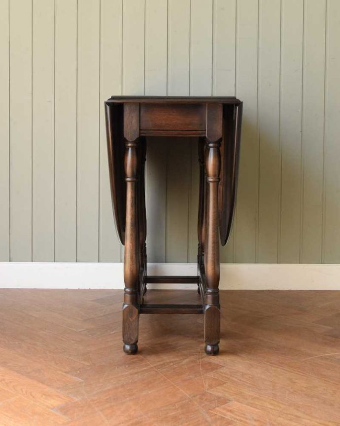 アーコールの家具 アンティーク家具 めずらしいアーコールのアンティーク家具、伸張式のテーブル(ゲートレッグテーブル)。意外にコンパクト昔、使わないとき壁にピタッと付けて収納出来るように作られたテーブル。(k-2366-f)