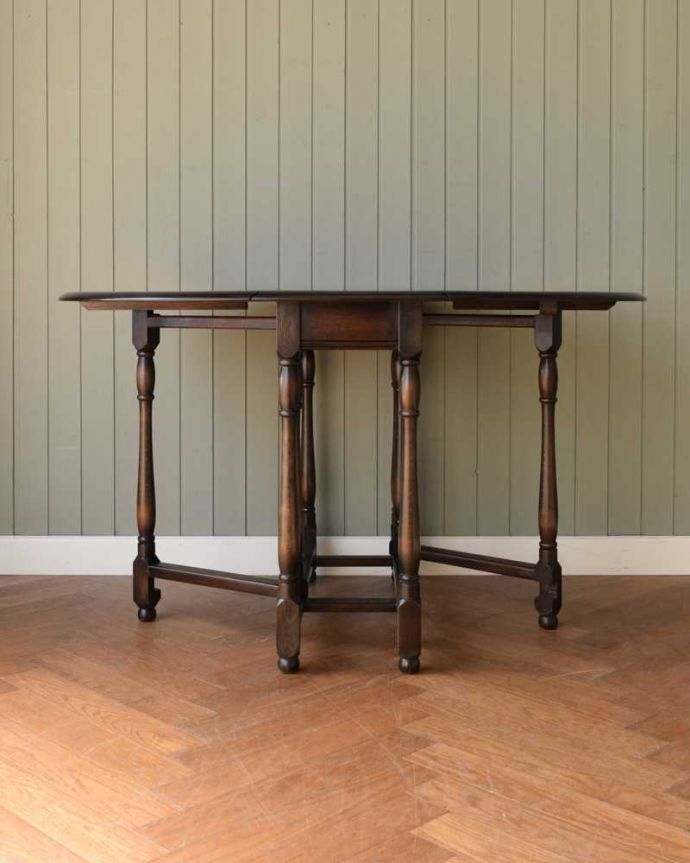 アーコールの家具 アンティーク家具 めずらしいアーコールのアンティーク家具、伸張式のテーブル(ゲートレッグテーブル)。両方開けば大きなサイズゲートレッグテーブルはゲートが開くように作られた脚のデザインも印象的。(k-2366-f)