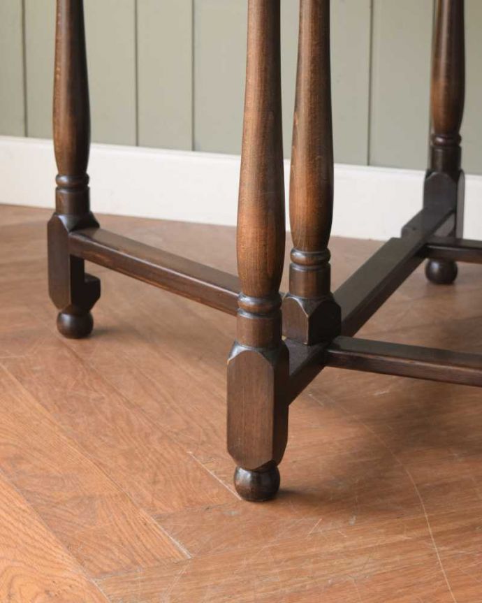 アーコールの家具 アンティーク家具 めずらしいアーコールのアンティーク家具、伸張式のテーブル(ゲートレッグテーブル)。持ち上げなくても移動できます!Handleのアンティークは、脚の裏にフェルトキーパーをお付けしていますので、持ち上げなくても床を滑らせて移動させることが出来ます。(k-2366-f)
