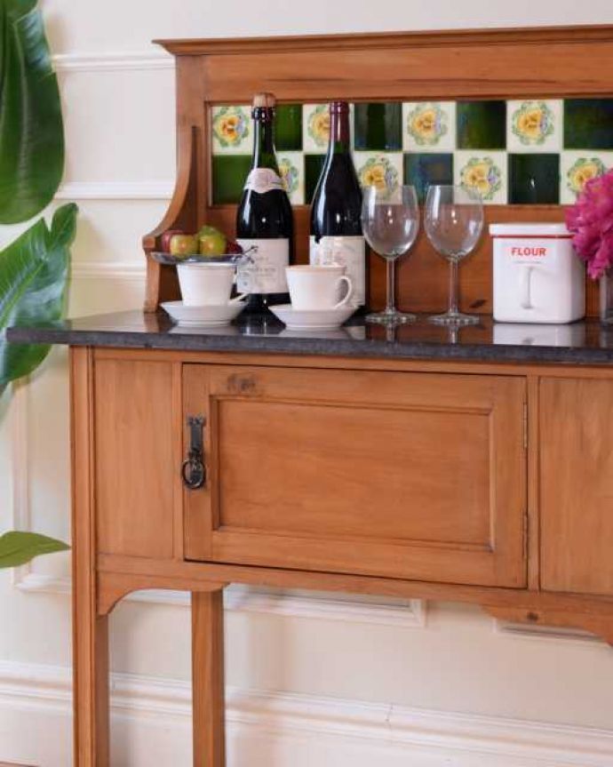 アンティーク家具でしか手に入らないキャビネット