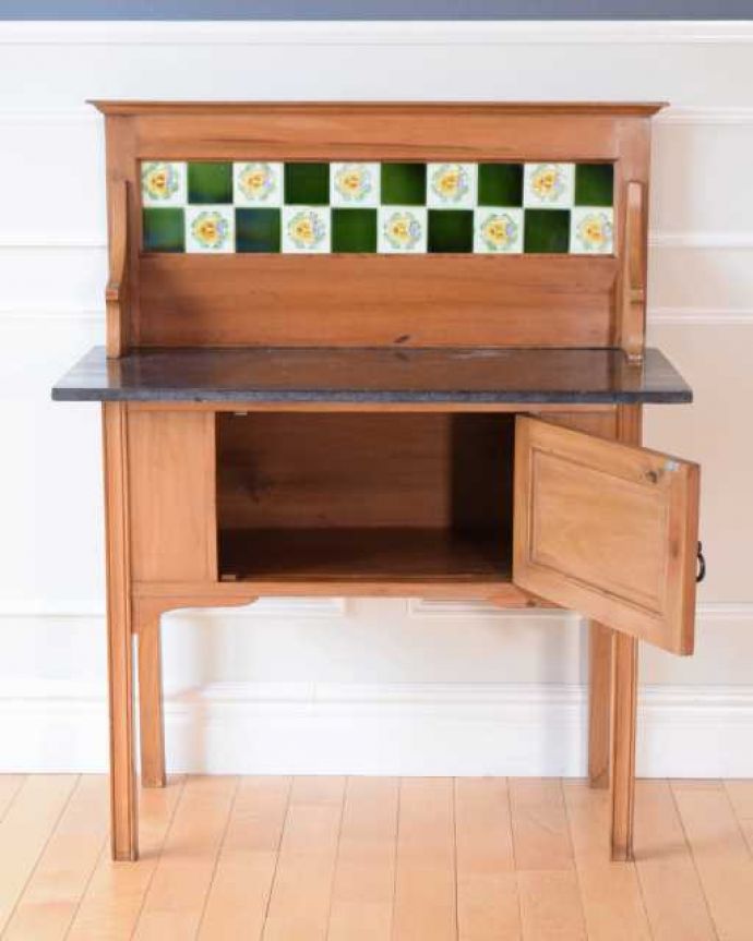 キャビネットの扉の中