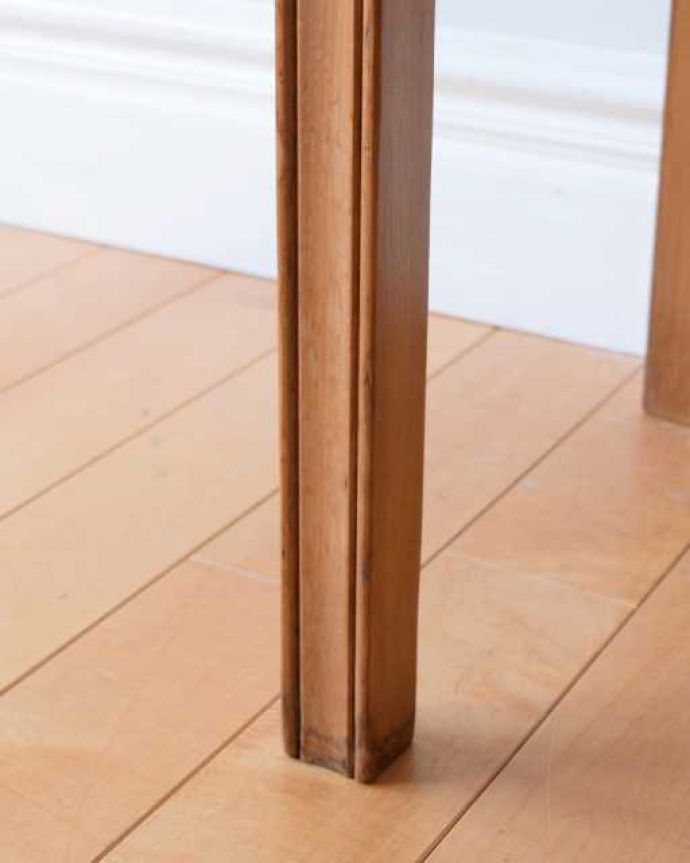 アンティークのキャビネット アンティーク家具 英国のアンティーク家具、お花模様のタイルがキレイなウォッシュスタンド 。女性1人でラクラク運べちゃうんですHandleのアンティークは、脚の裏にフェルトキーパーをお付けしています。(k-2367-f)