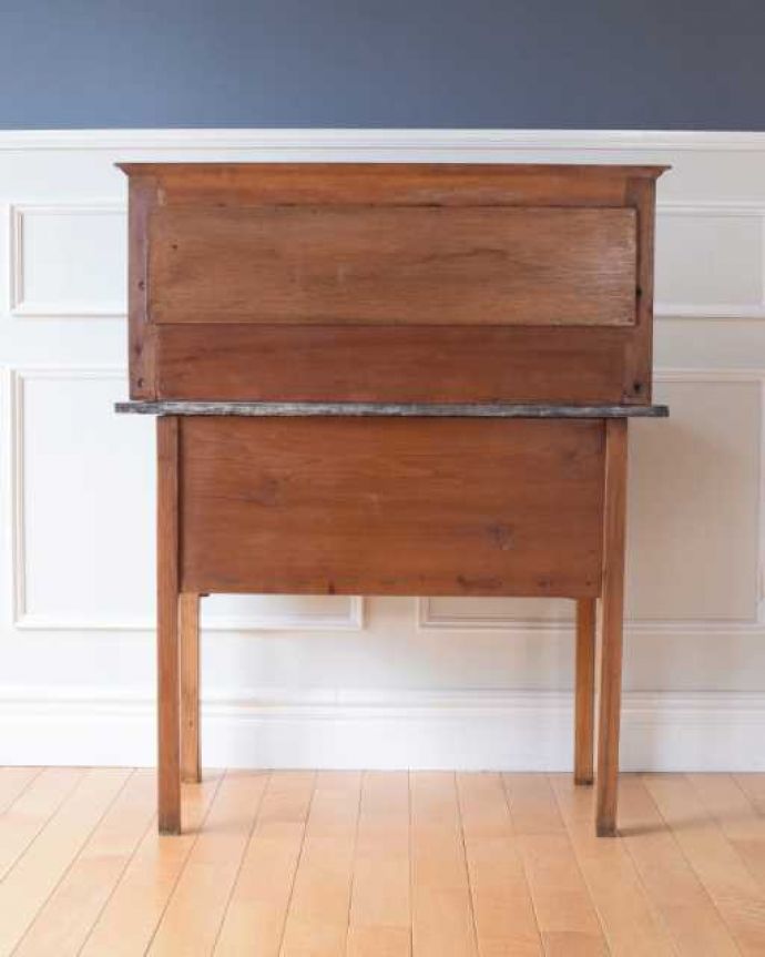 キャビネットの後ろ姿