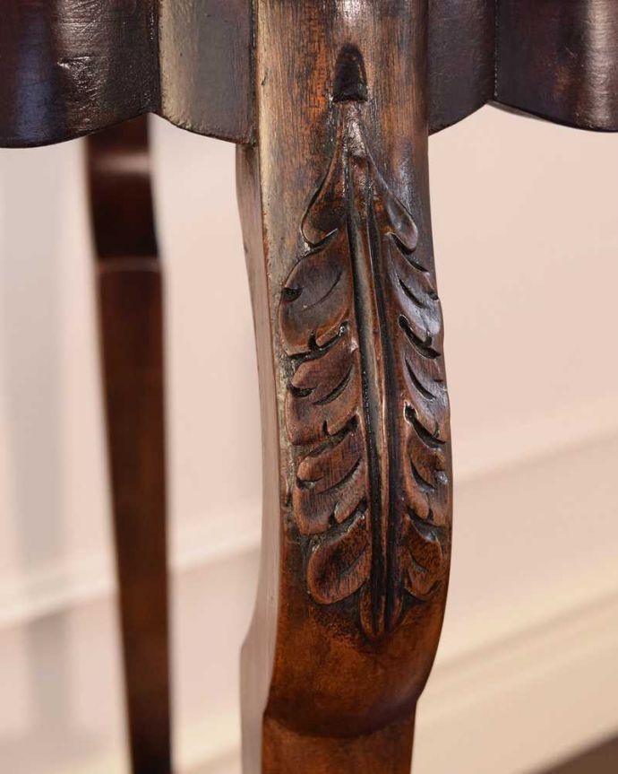 英国アンティーク家具らしい装飾