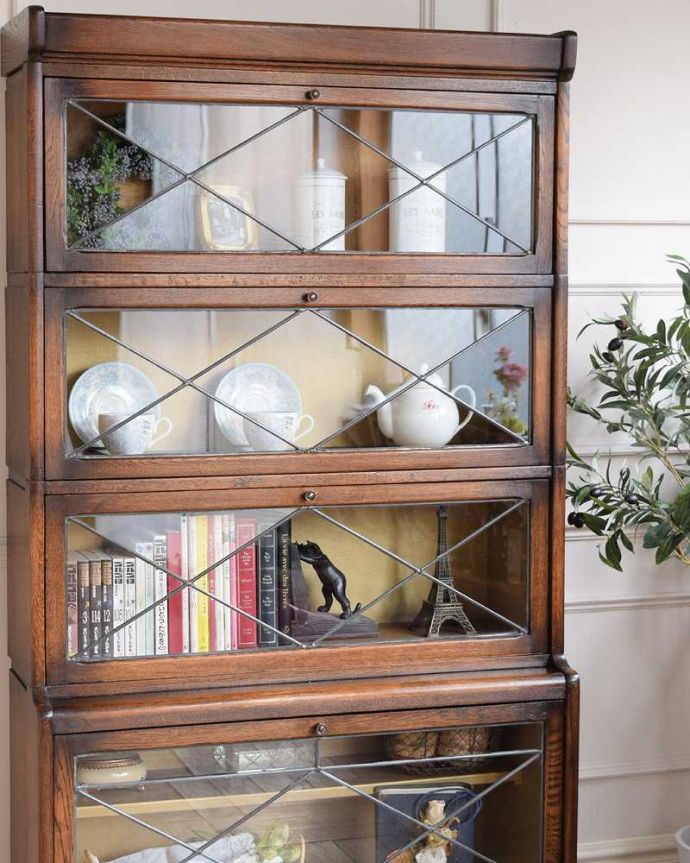 アンティーク家具らしさが漂う本棚