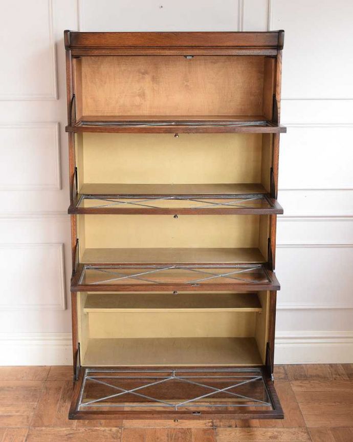 アンティーク本棚の扉の中