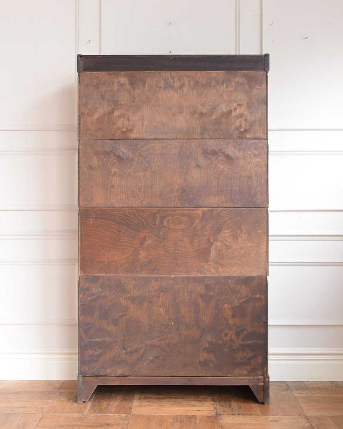 キャビネットの後ろ姿