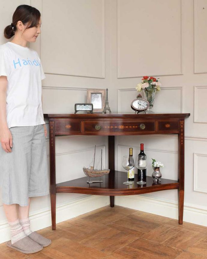 アンティークのテーブル　アンティーク家具　お部屋のコーナーを彩るテーブル、象嵌が美しい英国アンティーク家具。角にピタッと付けるだけで出来るおしゃれコーナーお部屋の角に魅せ場を作ってくれるクォータームーン（1/4）のコンソール。(k-2370-f)